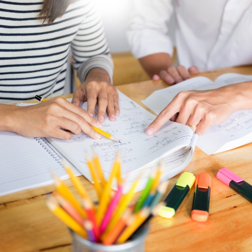 Frauen lernen und lehren Tutorin Konzept Bildung helfen sich gegenseitig
