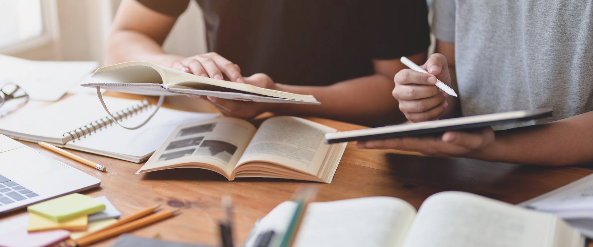 Nahaufnahme von Studenten, die gemeinsam ein Brainstorming für ein Gruppenprojekt durchführen